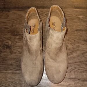 Jolyn Clothing Women's Beige Suede Chukka Boots